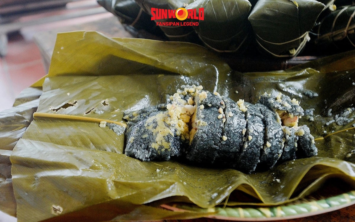 Đặc sản Tây Bắc: Xôi ngũ sắc và bánh chưng đen