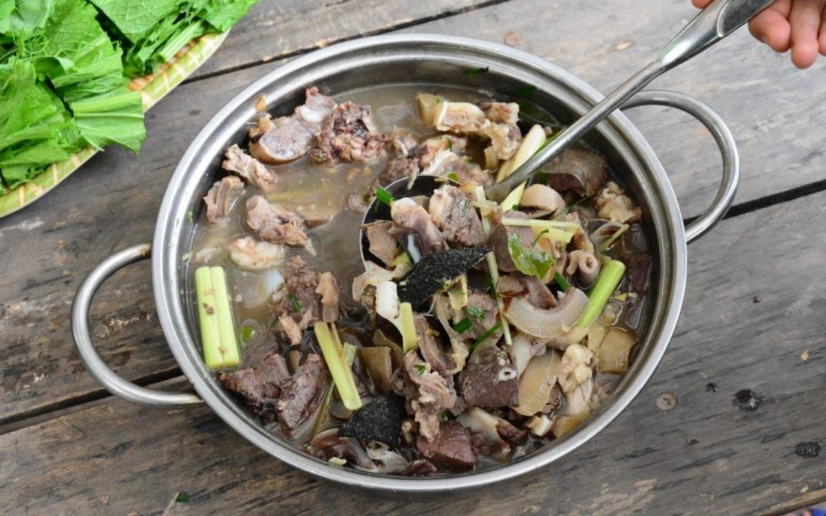 Thắng cố là món đặc sản nên thử khi đi Sapa 3 ngày 2 đêm