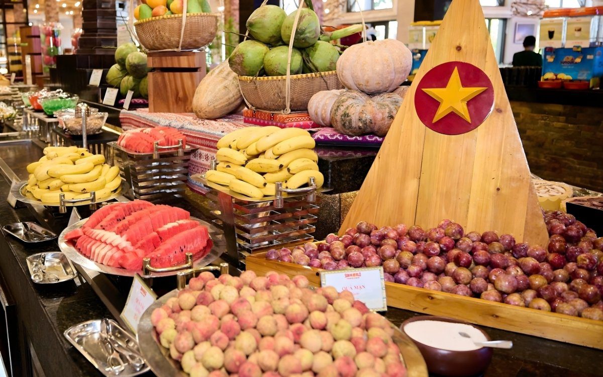 Dạo quầy trái cây tươi rói tại nhà hàng buffet trên đỉnh Fansipan
