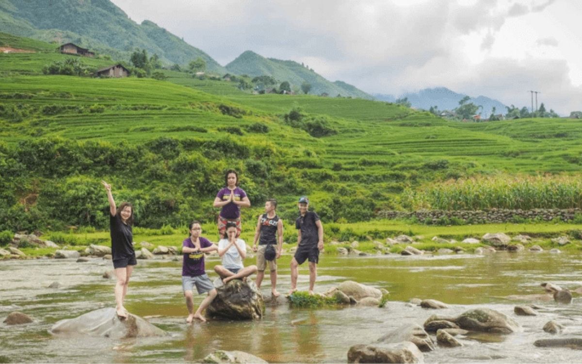 Lội dòng Suối Mường Hoa chảy qua Bản Tả Van khi đi Sapa tháng 5