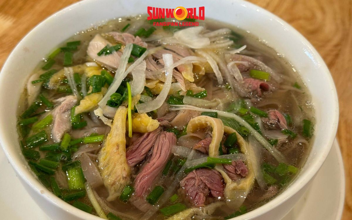 Thưởng thức phở cá hồi, phở Bắc Hà, phở gà cho buổi sáng 
