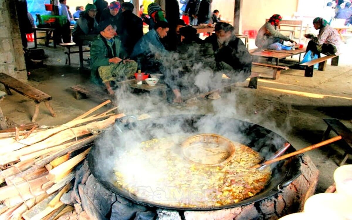 Món thắng cố 3 lửa tại khu ẩm thực chợ phiên Bắc Hà