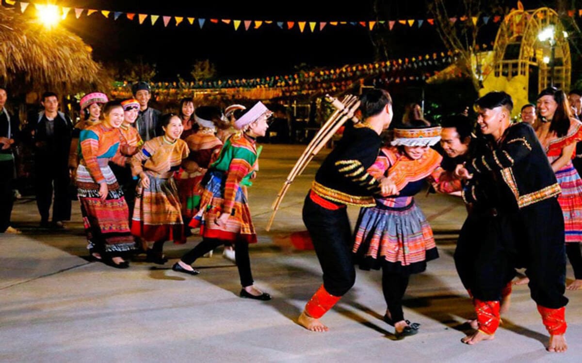 Chợ tình Sapa là một văn hóa gieo duyên của người H'Mông và Dao Đỏ