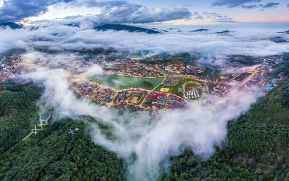 Núi Hàm Rồng các thị trấn Sapa bao xa?