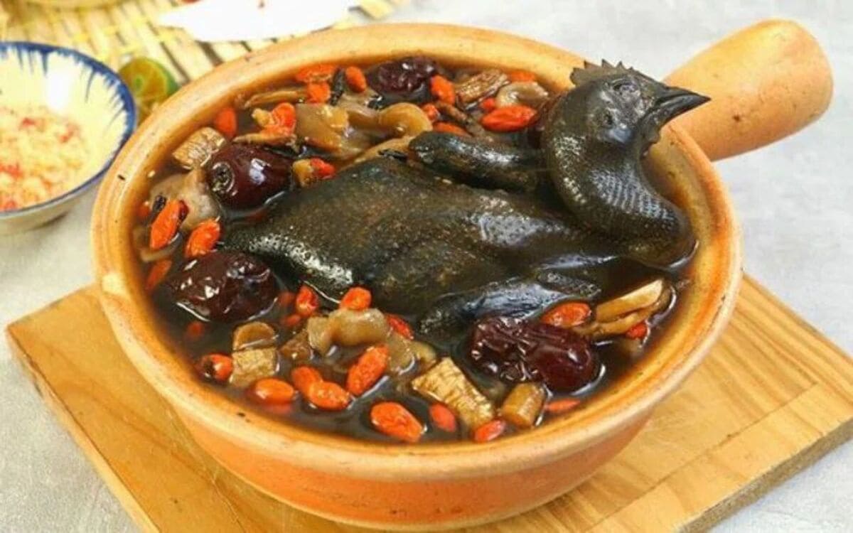 Nên thử Gà Đen Hầm Thuốc Bắc khi đi quán nướng Sapa
